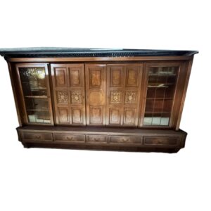 MUEBLE COMEDOR CON ESCUDOS