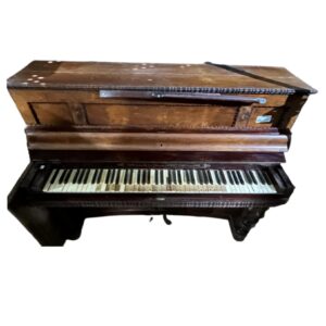 PIANO ANTIGUO DE MADERA