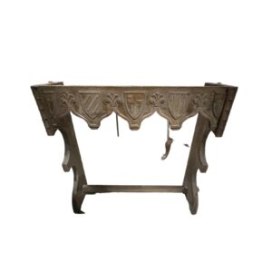 ESTRUCTURA DECORATIVA CON ESCUDOS